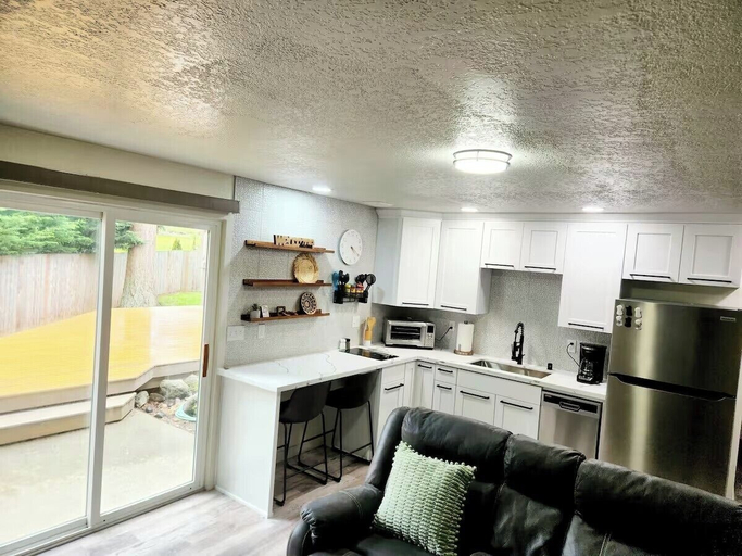 Private kitchen 4, Quiet hideaway - Private entrance, Snohomish