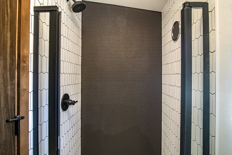 Bathroom 2, 3 Bedroom: Coal Box Beautiful Unique Home Close to Slopes, Pocahontas
