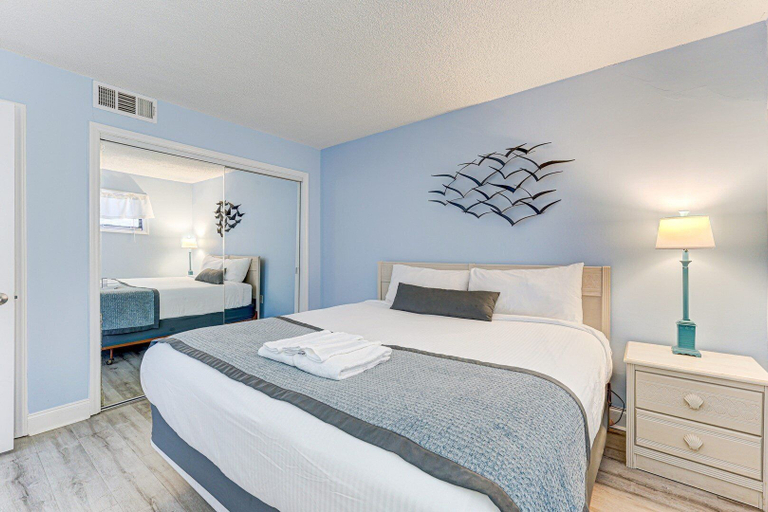 Room 4, 1109 Blue Heaven by Atlantic Towers, New Hanover
