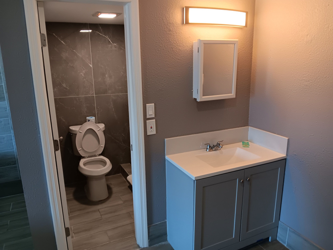 Bathroom 2, Budget Inn East, Osceola