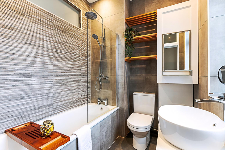 Bathroom 4, Lovely Bishops Park Flat, London
