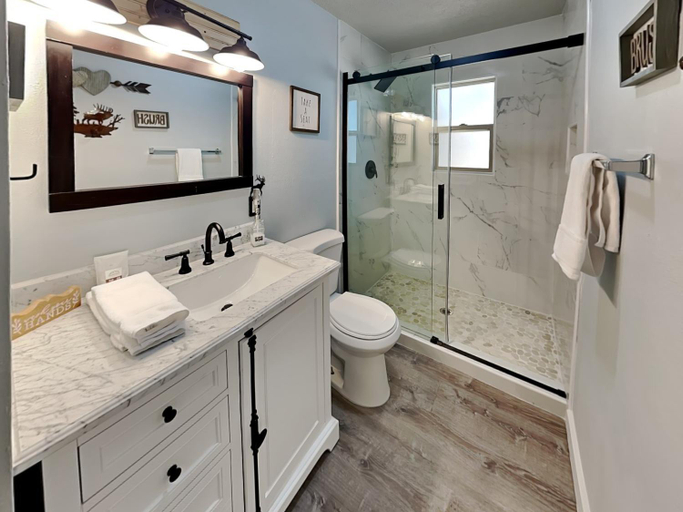 Bathroom 4, The Elk Meadow Cozy Cabin, Lincoln