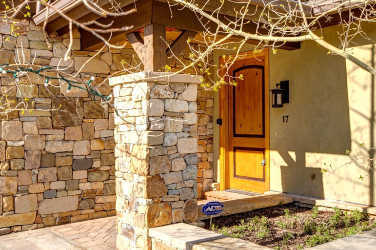 Property entrance, Vintage on the Strand Collection by KBM - 2 Homes in same complex (14/17), Summit