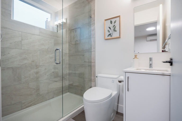 Bathroom 5, Sunny 1BR Detached Suite, Greater Vancouver