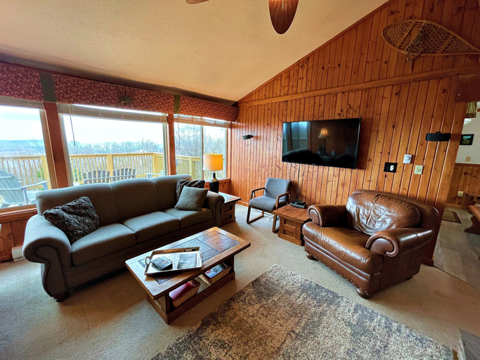 Interior, Lands End 4 BR Condo: 5 Mins Walk to the Village, Pocahontas