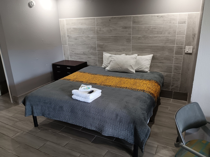 Room 4, Budget Inn East, Osceola