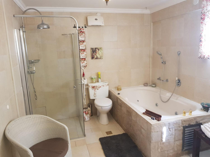 Bathroom 4, Rosh Pinat Noy