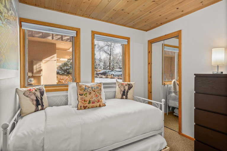 Room 4, Central Aspen Condo Walk to Gondola & Ruby Park - LC5 by RedAwning, Pitkin