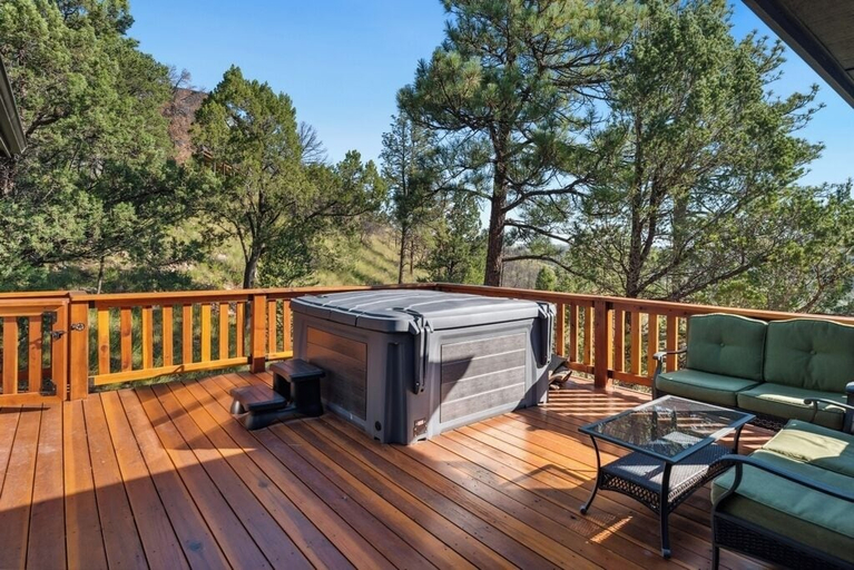 Outdoor spa tub, Sky Lux Ridge, Lincoln