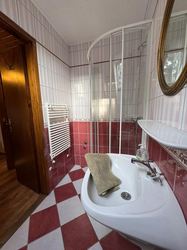 Bathroom 4, Tulipanos Haz, Gárdony