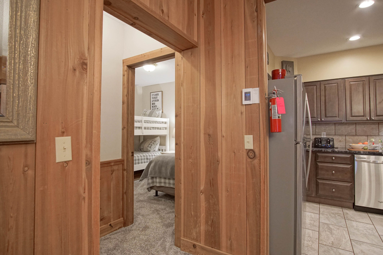 Room 3, Whistlepunk # 28: 2 Bedrooms, 2 Full Baths: Slope Side. Wood Fireplace. Central Location, Pocahontas