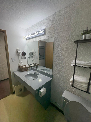 Bathroom 3, Maple Creek Motor Inn, Division No. 4