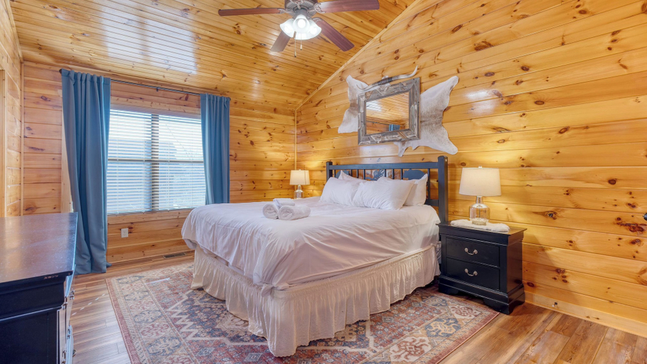 Bedroom 2, Bear Cove by Avantstay Hot Tub + Pool Table!, Sevier