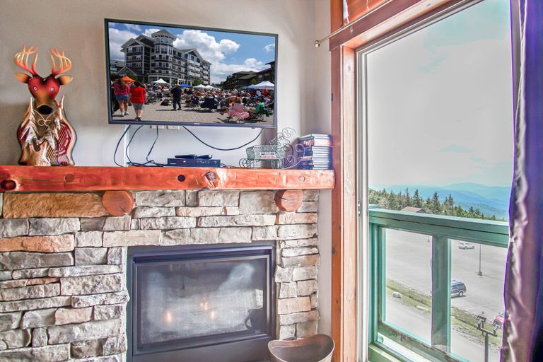 Interior 3, Rimfire 406: Slope Side, Large Open Studio Full Kitchen and High Ceilings Western Facing View, Pocahontas