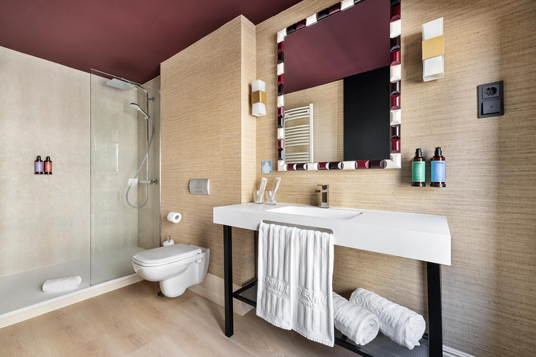 Bathroom 3, One Shot Luchana 22, Madrid