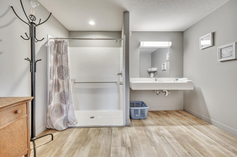 Bathroom 5, Big Spirit Resort, Dickinson