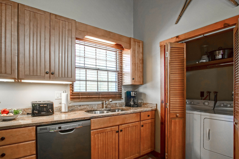 Private kitchen, Whistlepunk #18: 4 Bedrooms, 3 Baths, Pocahontas
