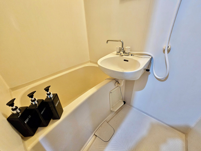 Deep soaking bathtub, Credo House Shin-Okubo, Shinjuku