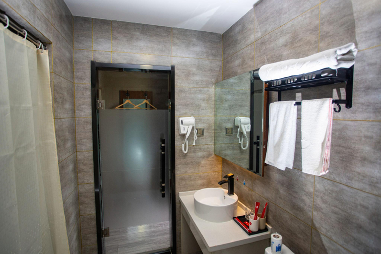 Bathroom 3, Thank Inn Hotel Xinjiang Karamay Dushanzi District Beijing Road, Karamay