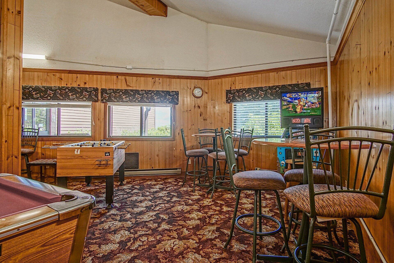 Food & Drinks, 2 Br: Snowcrest 314b: Indoor Hot Tubs Game Room Easy Slope Access, Pocahontas