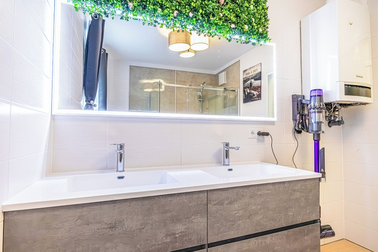 Bathroom 2, Amazing 2BR 1LR Apt Near Donaustadt, Wien