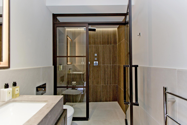 Bathroom 3, 1-bed Executive Apt 102, London