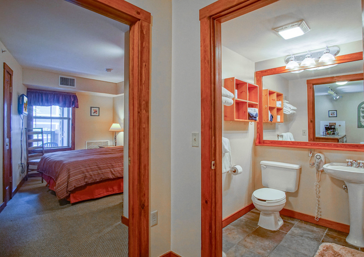Room 3, Rimfire 460 - Good & Plenty - Slope Side, Steps From Village 1 BR Condo, Pocahontas