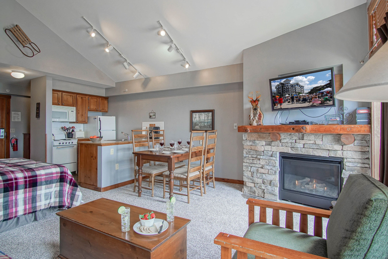 Interior 2, Rimfire 406: Slope Side, Large Open Studio Full Kitchen and High Ceilings Western Facing View, Pocahontas