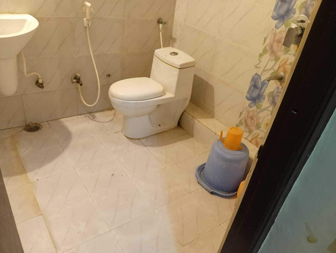 Bathroom 2, The Bhuwan Heights Inn, Satna
