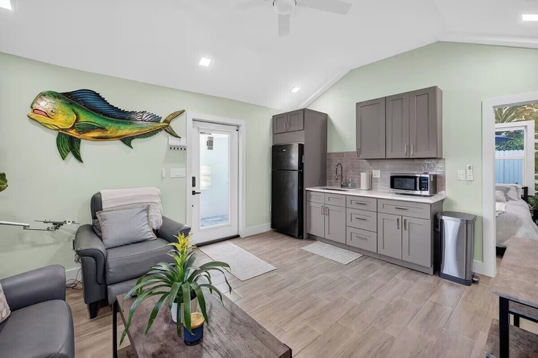 Living area 2, Paradise by the Sea - Cottage, Broward