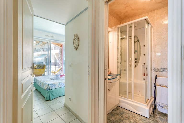 Bathroom 3, VICTORIA BEACH - Lumineux studio - BORD DE MER - Centre Menton, Alpes-Maritimes
