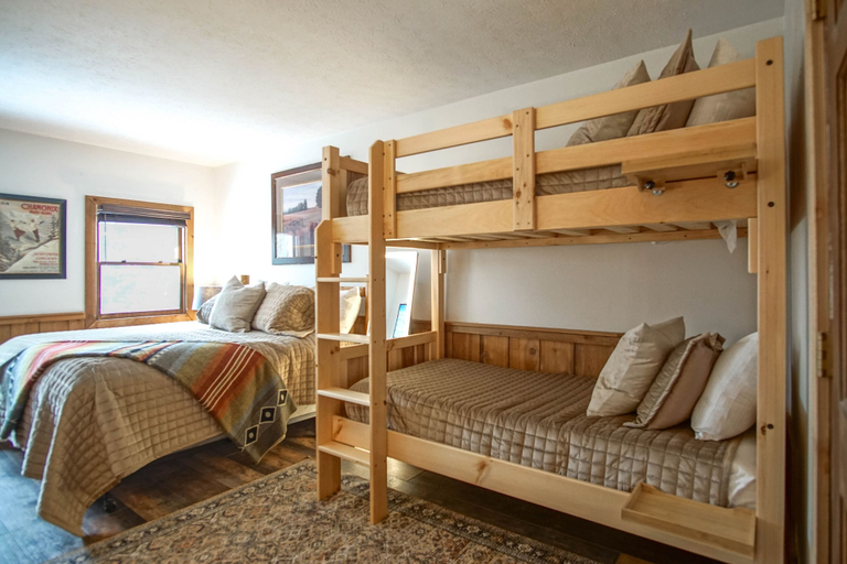 Room 4, Whistlepunk #11: 2 Bedroom, 2 Bath: Wood Fireplace.central Location, Pocahontas
