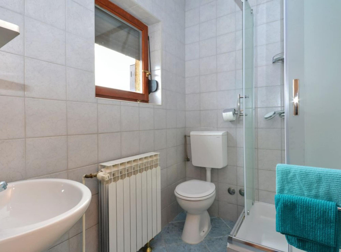 Bathroom 5, Sobe Melada, Trilj