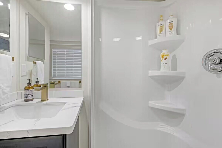 Bathroom 4, Rucker Avenue Cozy Bungalow, Snohomish