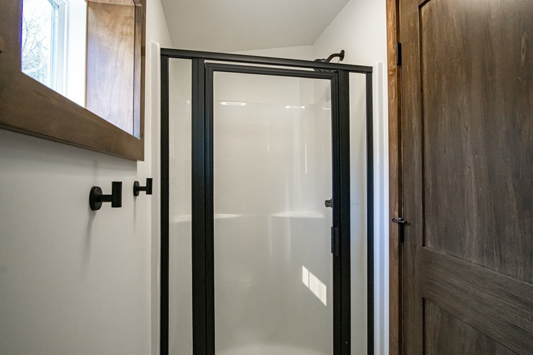 Bathroom 3, 3 Bedroom: Coal Box Beautiful Unique Home Close to Slopes, Pocahontas