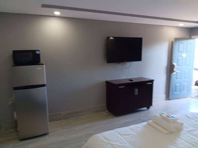 Living area 3, Budget Inn East, Osceola
