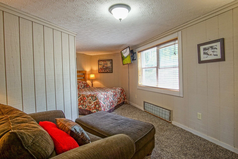 Room 5, Fall Retreat Hutch 6 Slope Side 5BR, Pocahontas