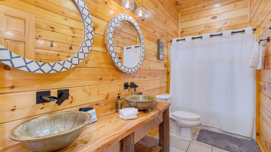 Bathroom 3, Bear Cove by Avantstay Hot Tub + Pool Table!, Sevier