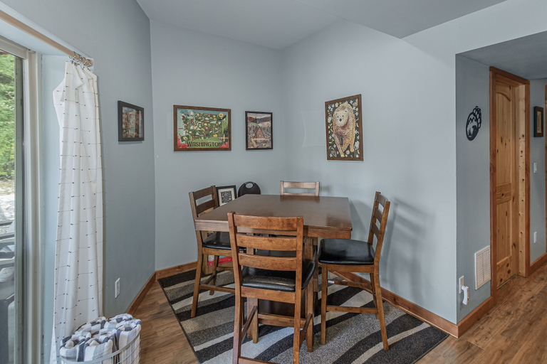Dining, Bearfoot Chalet 3 Bedroom Home by NW Comfy Cabins, Chelan