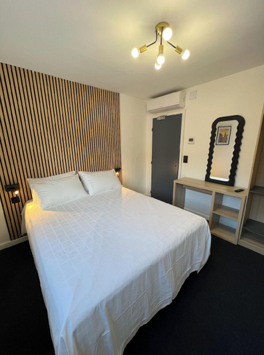 Bedroom 3, Hôtel Le Royal, Corrèze
