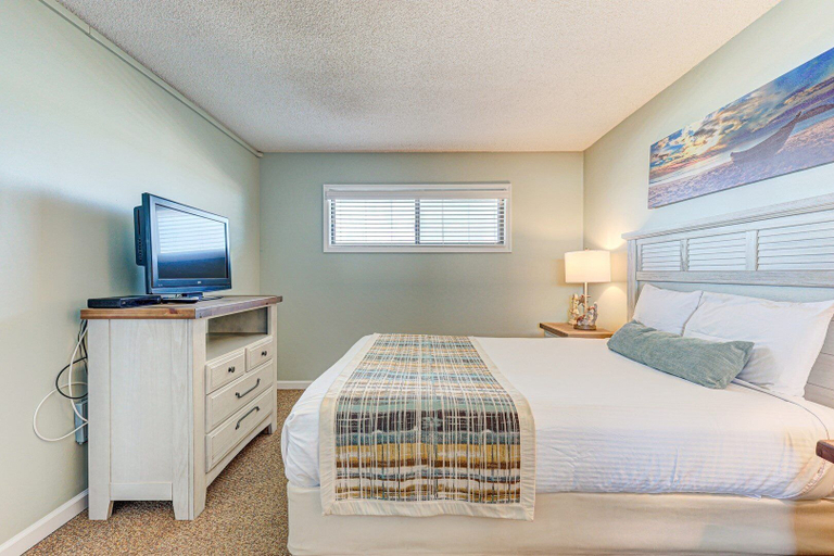 Room 3, 1112 Relax Life Is Good by Atlantic Towers, New Hanover