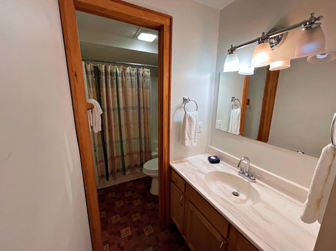 Bathroom 4, Lands End 4 BR Condo: 5 Mins Walk to the Village, Pocahontas