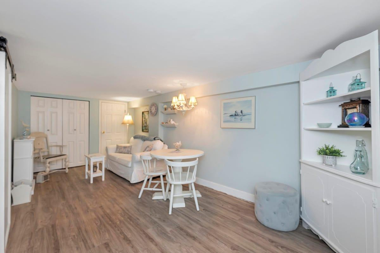 Others 4, Quaint 1 bedroom lower suite in Victoria, BC, Capital