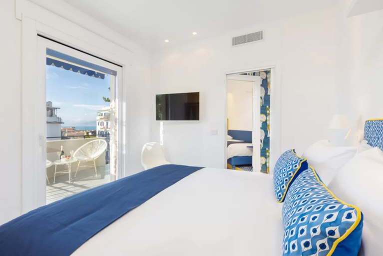 Room 2, Stylish & Elegant Flat With Terrace, Napoli