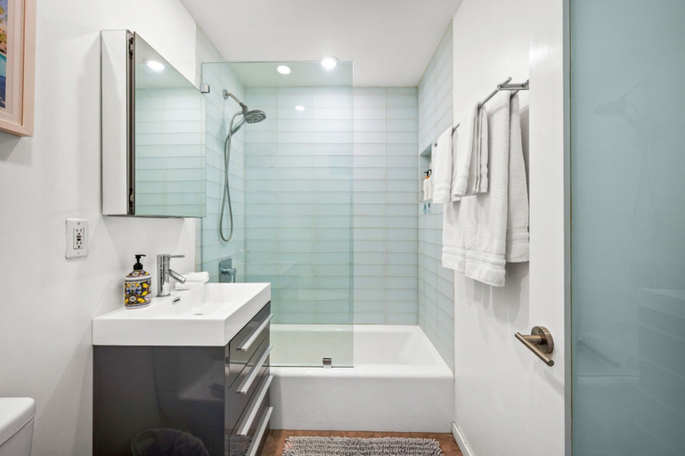 Bathroom 3, Riverside 2, Riverside