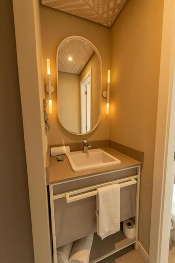 Bathroom 2, Luxury Stay Steps from Praia Brava, Itajaí