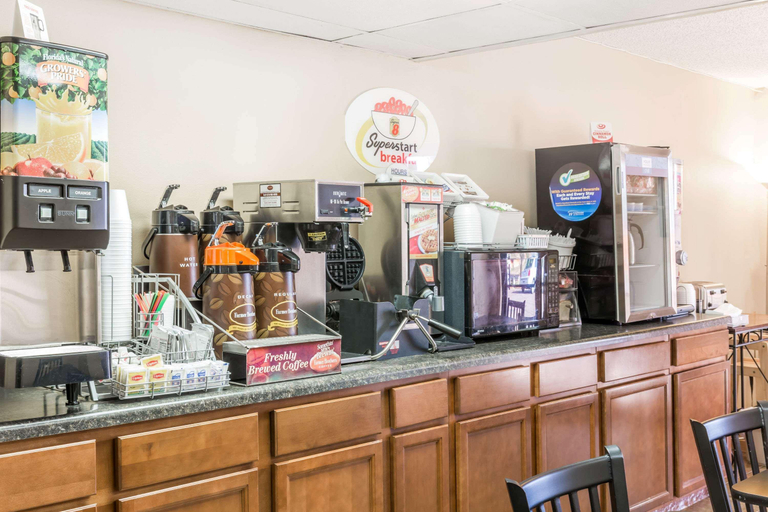 Food & Drinks 5, Super 8 By Wyndham Luverne, Rock