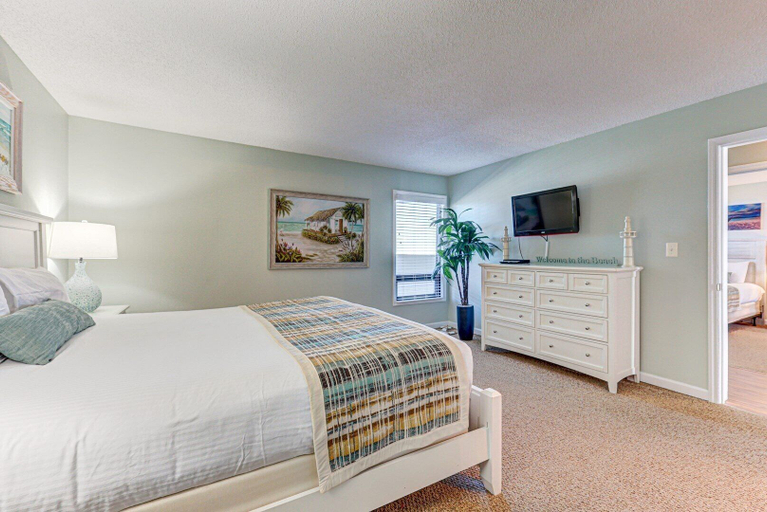 Room 4, 1112 Relax Life Is Good by Atlantic Towers, New Hanover