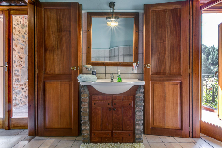 Bathroom 3, Ifigenia Theriso Village, Crete