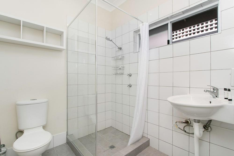 Bathroom 3, Coral Beach Lodge, Douglas